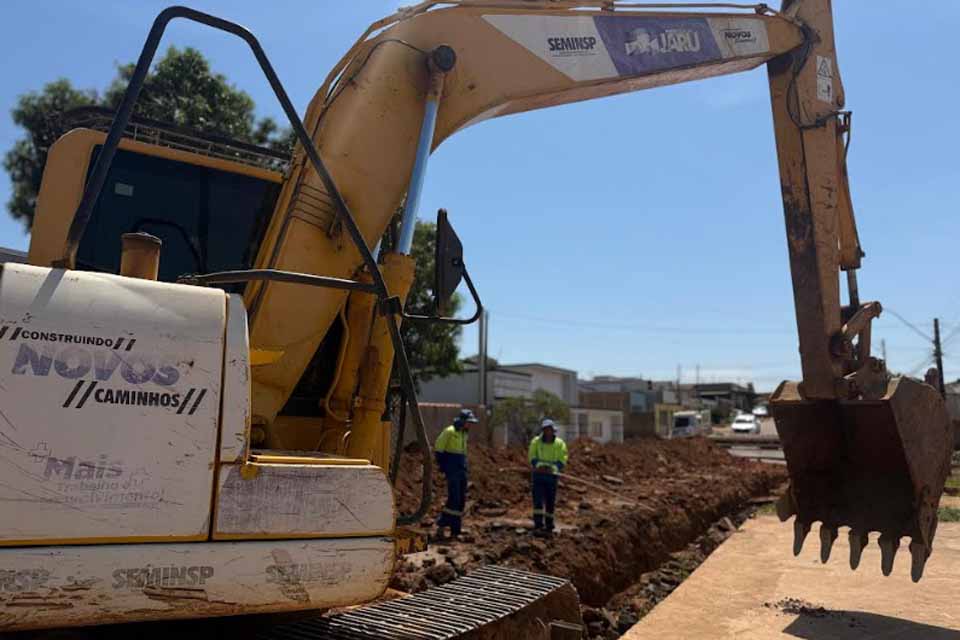 Prefeitura trabalha na construção de drenagem na rua Afonso José, entre Frei Caneca e Raimundo Barreto