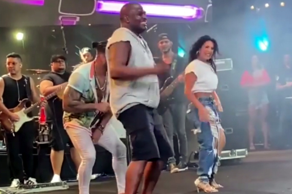 Scheila Carvalho e Jacaré se encontram durante show e agitam a web com danças antigas