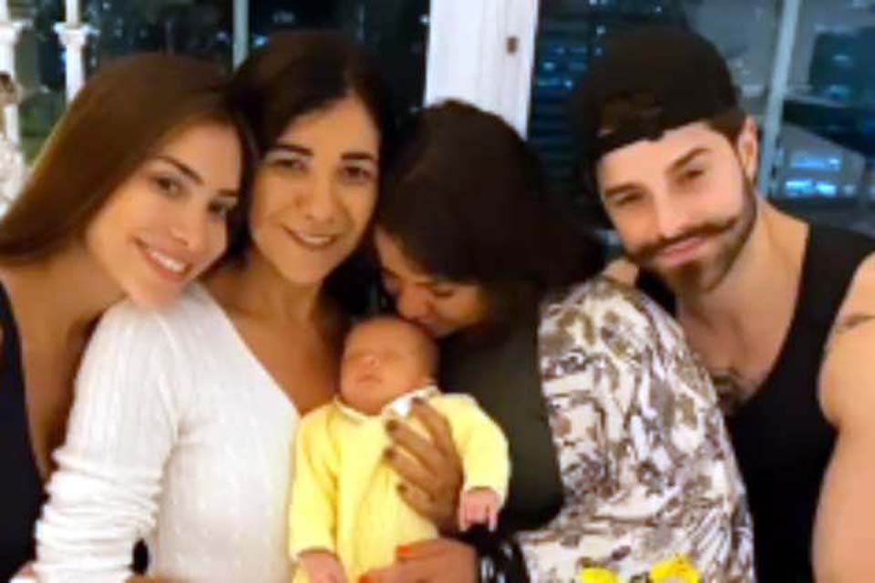 Alok e Romana Novais comemoram 1° mês de Ravi com festa temática dos Minions