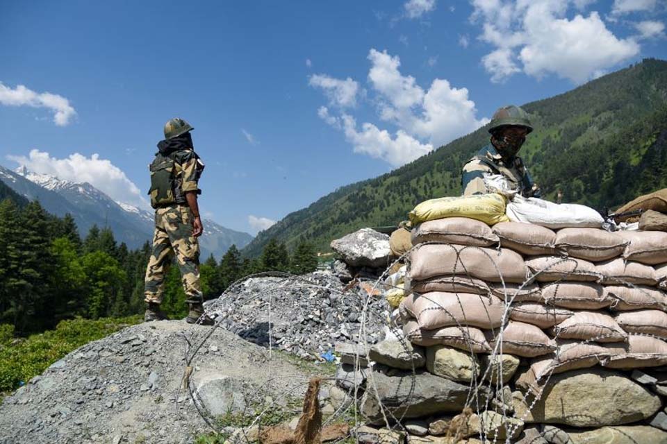 China e Índia deslocam 'grande número' de forças militares na fronteira do Himalaia