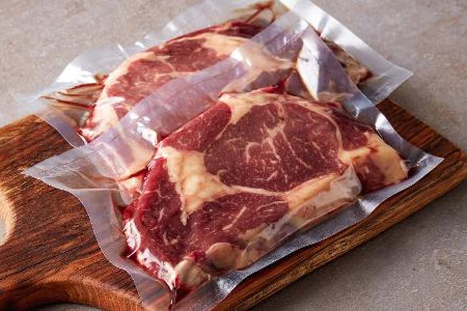 “R$ 10,00, seu viado” – Justiça de Rondônia anula sentença contra supermercado que vendeu carne com ofensa escrita a cliente