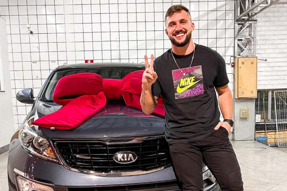 Arthur Picoli compra carro de luxo após BBB: “Grande sonho”