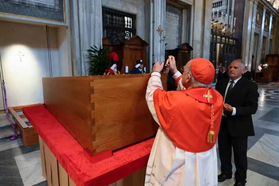 Cerca de 400 mil pessoas estiveram presentes no funeral do papa Francisco, dizem autoridades