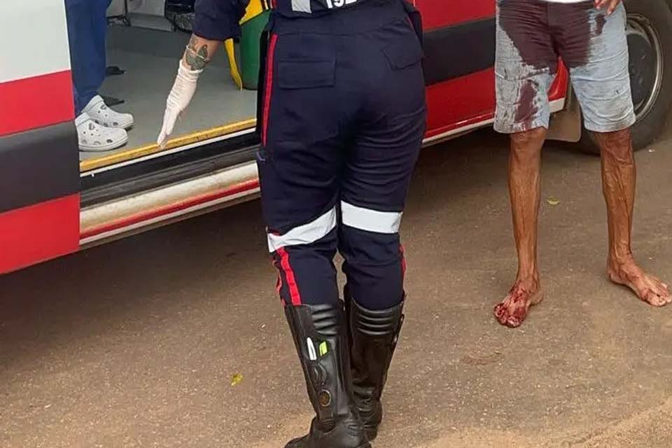 Homem pede socorro em posto após ser esfaqueado