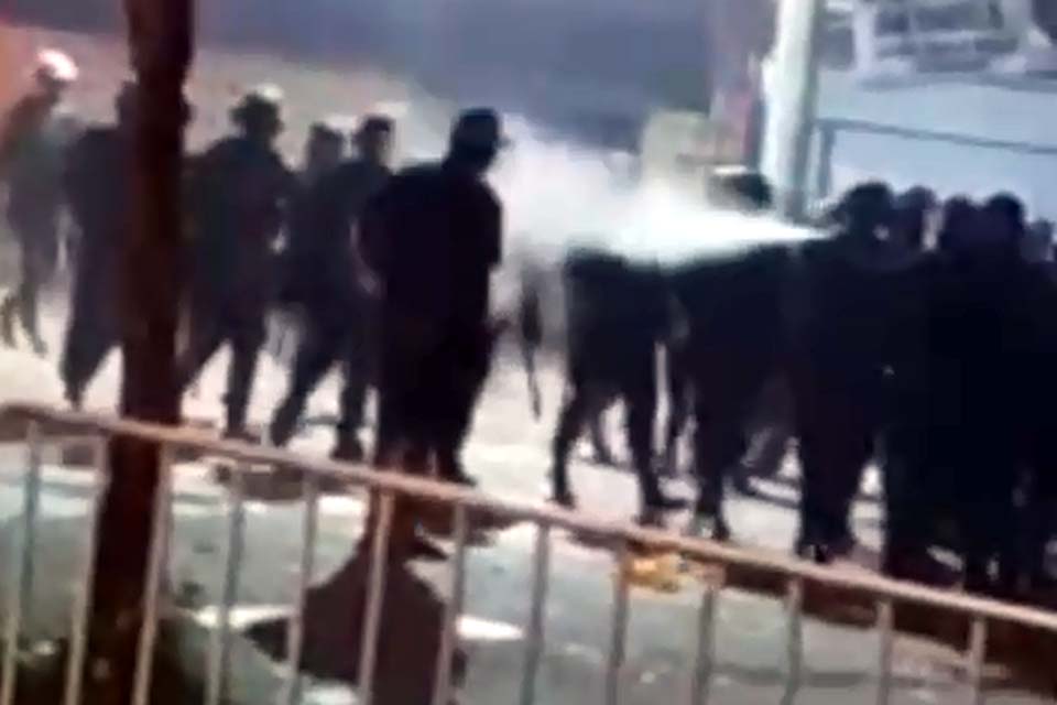 Vídeo mostra policiais jogando spray de pimenta no rosto de cidadão após a Banda; PM de Rondônia diz que reagiu com ‘‘uso racional’’ da força
