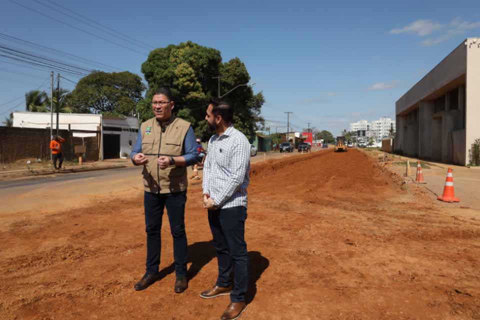 Governador Marcos Rocha confere obras de pavimentação da Estrada da Penal para melhoria na trafegabilidade