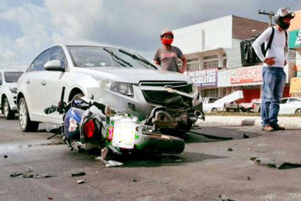 Motociclista morre após perder controle da moto e bater frente com carro