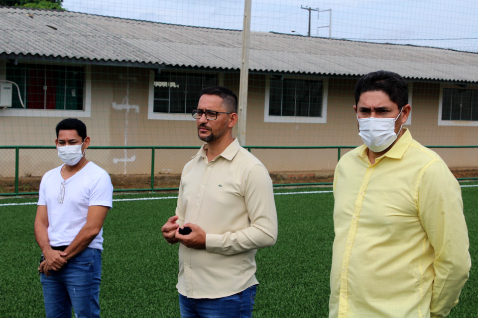 Deputado Anderson realiza entrega oficial do primeiro campo sintético, gramado artificial de escola pública de Porto Velho