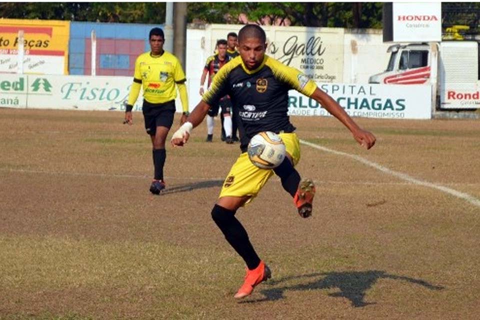 Barcelona anuncia o lateral-esquerdo Lucas Santos