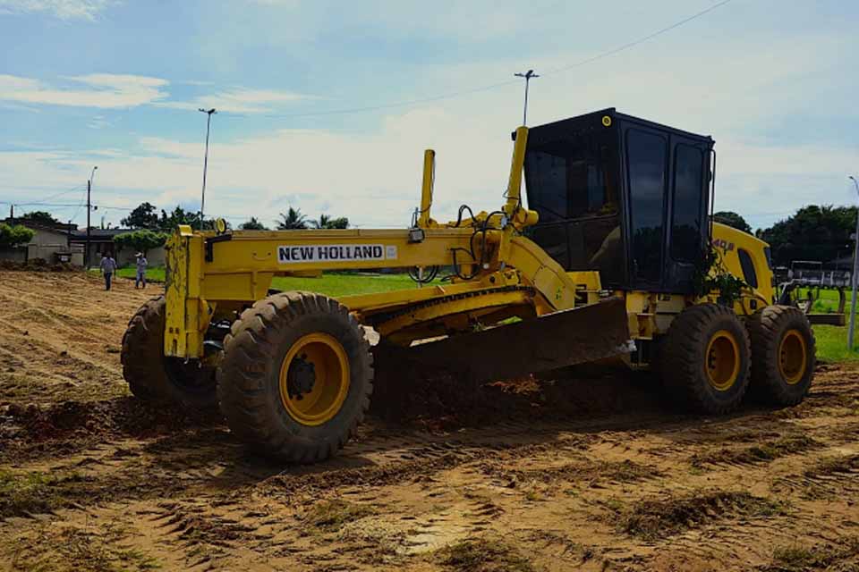 Município inicia obras de construção de três quadras de futebol society com grama sintética em Vilhena