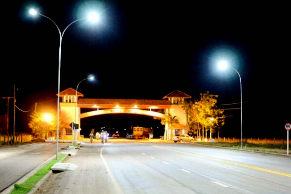 Iluminação começa a ser ligada na entrada da cidade ainda neste final de semana.