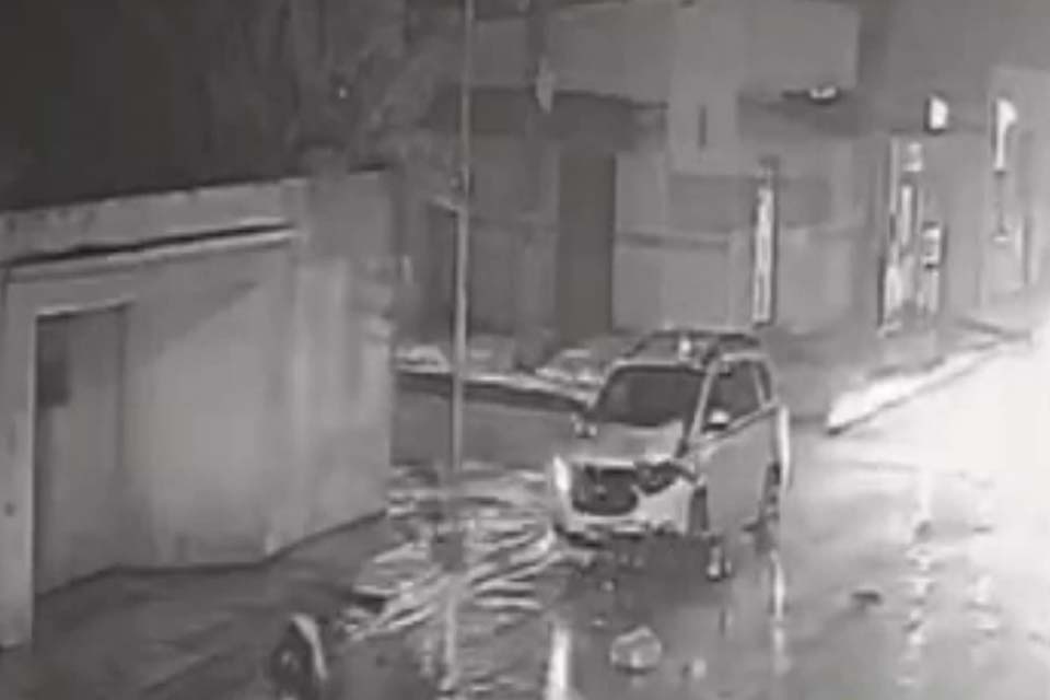 Motociclista e carona ficam feridos em colisão com táxi na zona leste