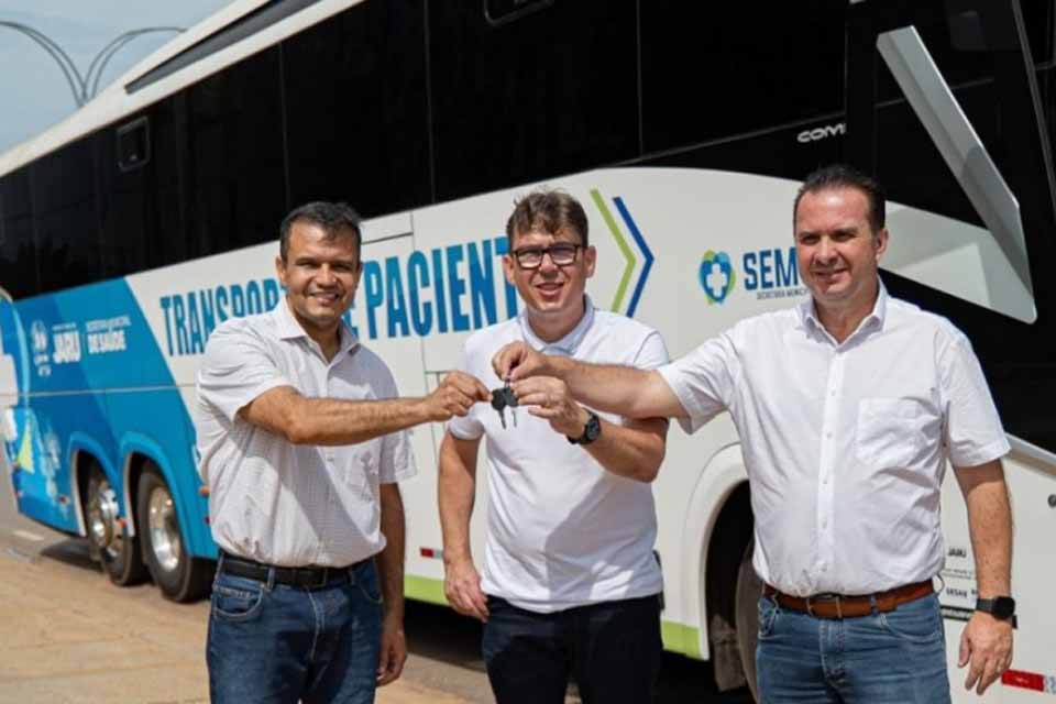 Prefeitura de Jaru realiza aquisição de novo ônibus para o transporte de pacientes