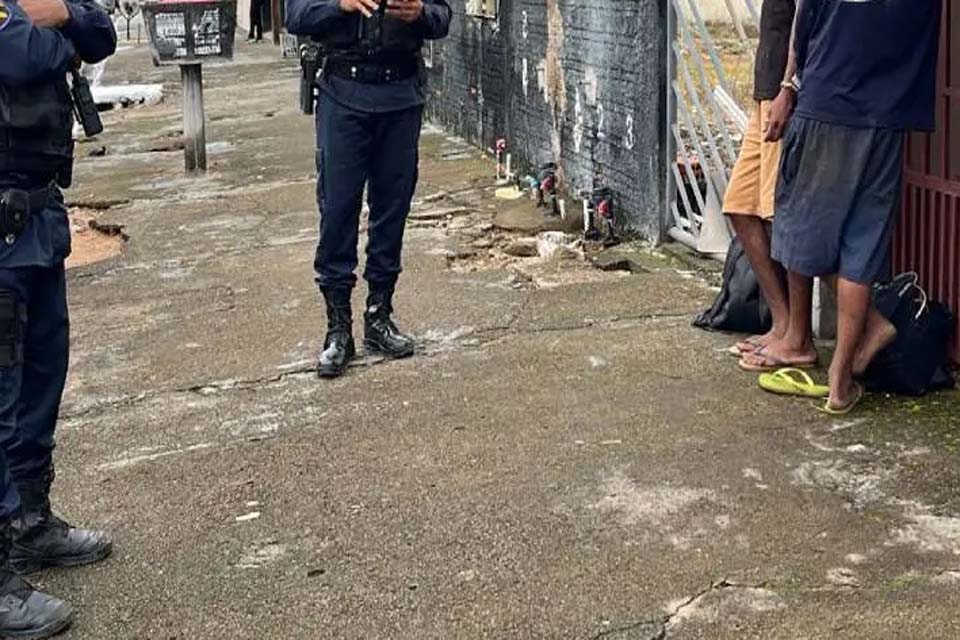 PM flagra dupla furtando fios elétricos de residência no centro