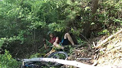 Ciclista azarado bate na árvore e se dá mal