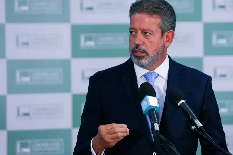 Lira anuncia grupo para propor nova versão do PL das Fake News