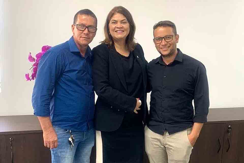 Deputada Cassia realiza ação social para população de Vila Palmares e Theobroma