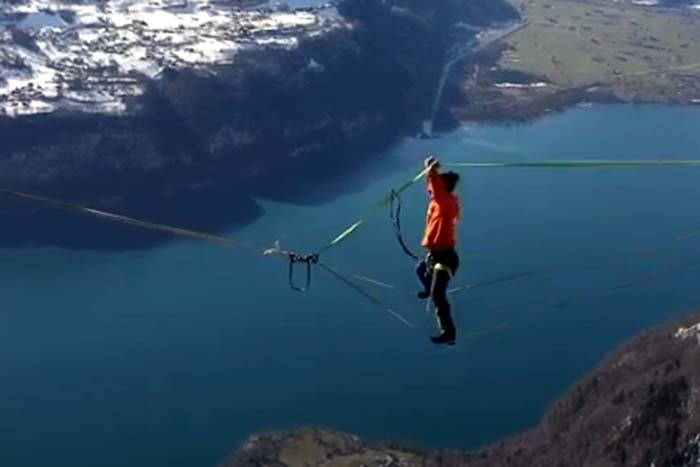 Slackliner faz manobras incríveis em cenário de tirar o fôlego 