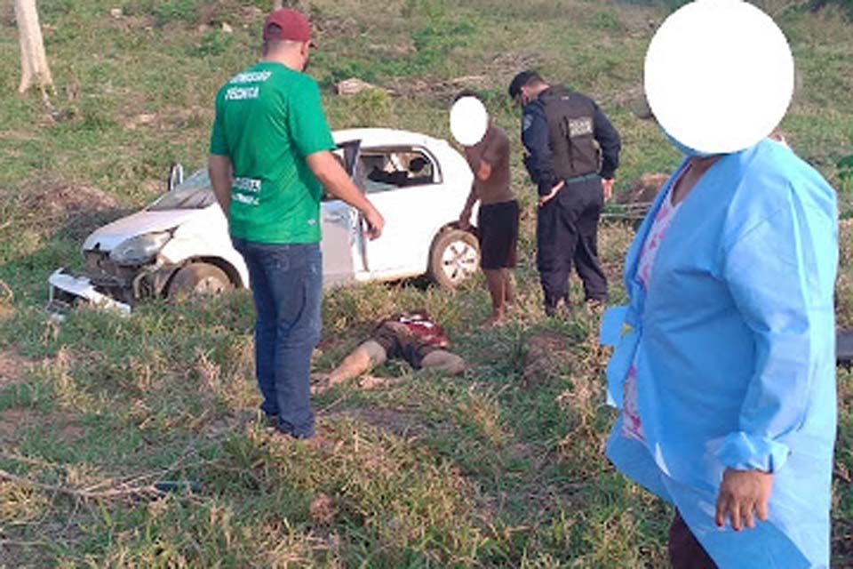 Jovem morre após ser arremessado de carro em capotamento