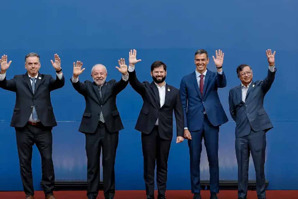 Lula e outros líderes convocam instituições em defesa da democracia