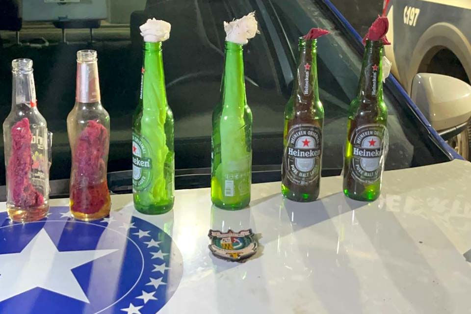 Dupla acusada de ataques incendiários são flagrados com coquetéis molotov