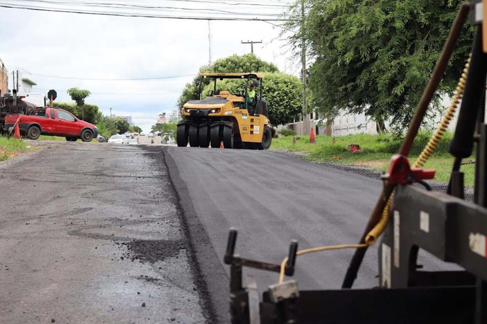 Prefeitura de Ji-Paraná aplica massa asfáltica em trecho da rua Padre Adolfo