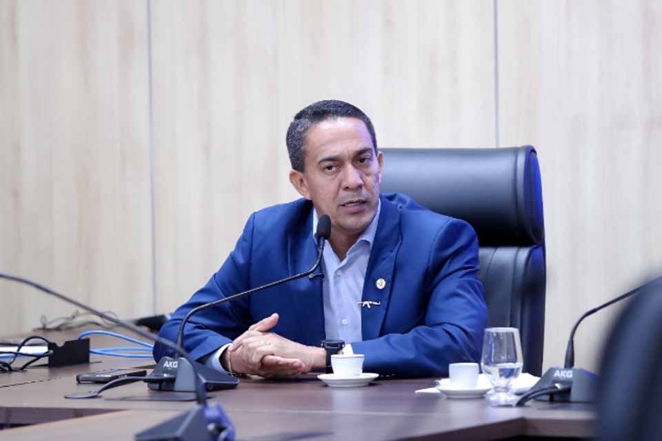 Eyder Brasil vota a favor de reajuste salarial para técnicos e analistas educacionais de Rondônia