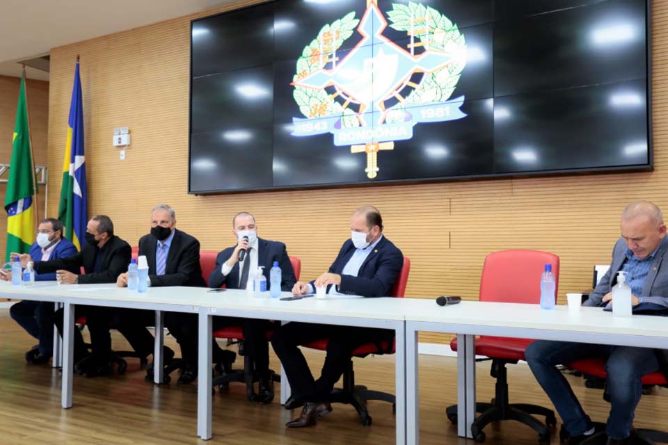 Deputados Estaduais recebem representantes de sindicatos, que querem discutir projeto que trata da reforma da previdência