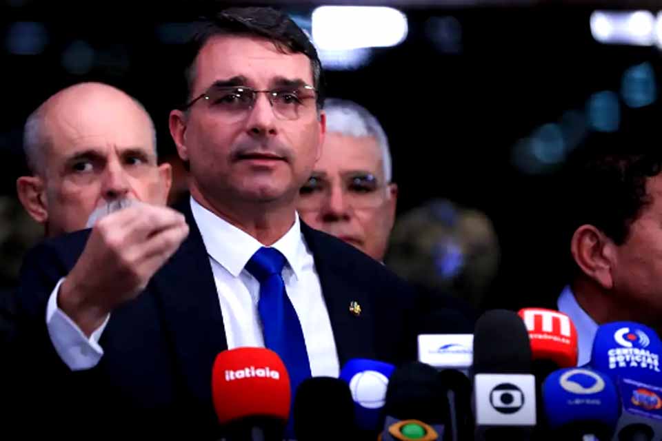 Senador Flávio ataca Moraes após voto para condenar Bolsonaro