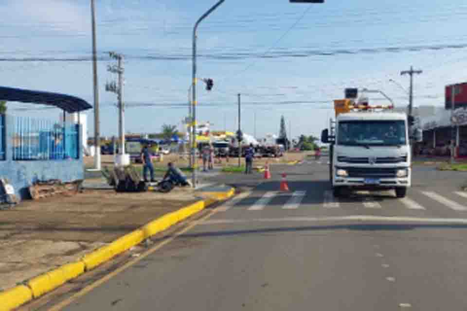  Após dois acidentes no mesmo cruzamento no centro de Vilhena, semáforo começa a ser consertado