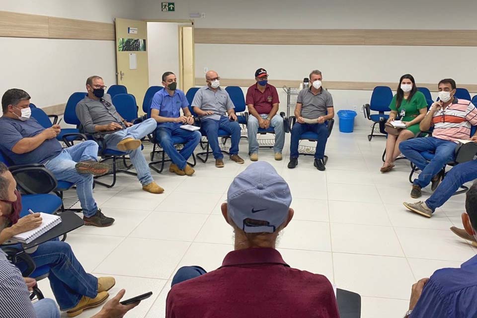 Caravana de autoridades e produtores conhecem ações da Prefeitura na zona rural e potencial do município