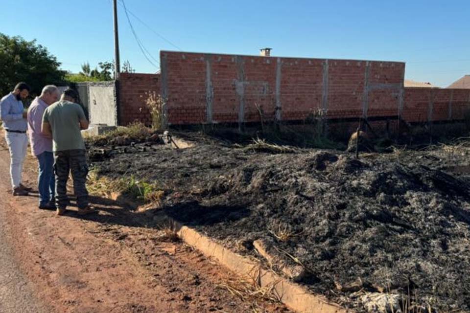 Secretaria de Meio Ambiente de Rolim de Moura realiza visita ao Residencial Jequitibá após denúncia de queimada 