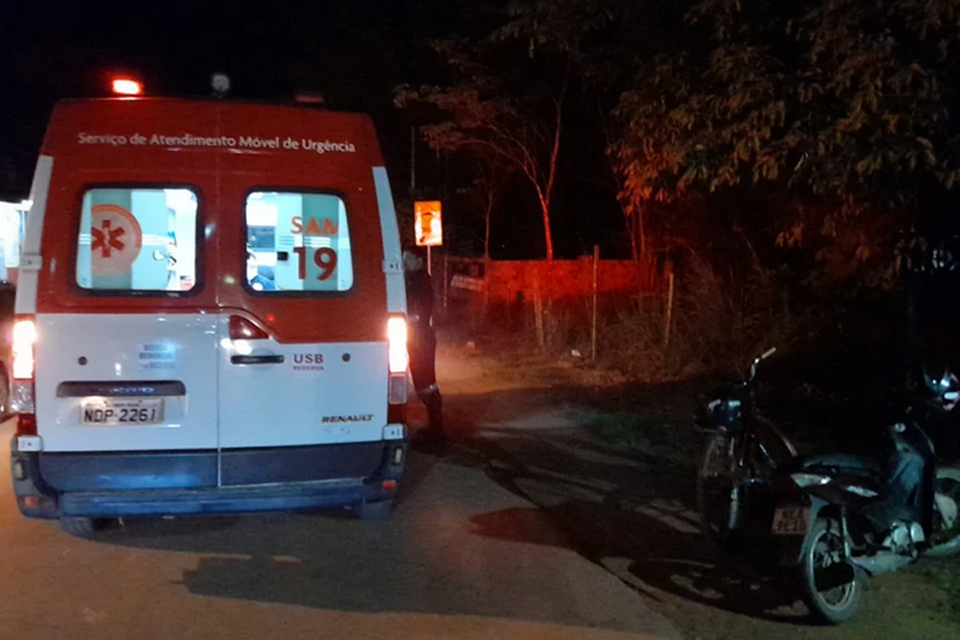 Ciclista causa acidente grave com motociclista ao sair de bar na zona leste