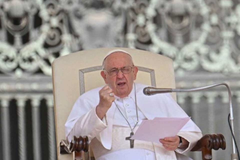 Papa denuncia tragédias de migrantes como 'vergonha para a sociedade' e pede ação urgente