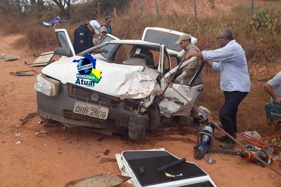 Colisão entre dois veículos deixa condutor preso as ferragens na zona rural