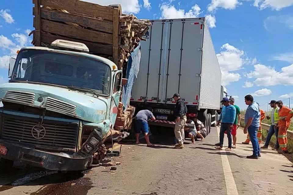 Colisão entre cinco veículos deixa BR-364 interditada por horas