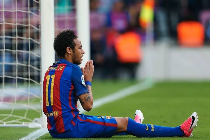 Má fase de Neymar pode ser praga de ex, diz pai de santo