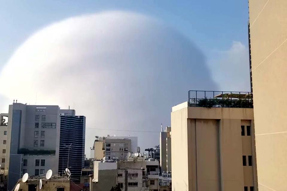 Forte explosão na região portuária de Beirute deixa vários feridos