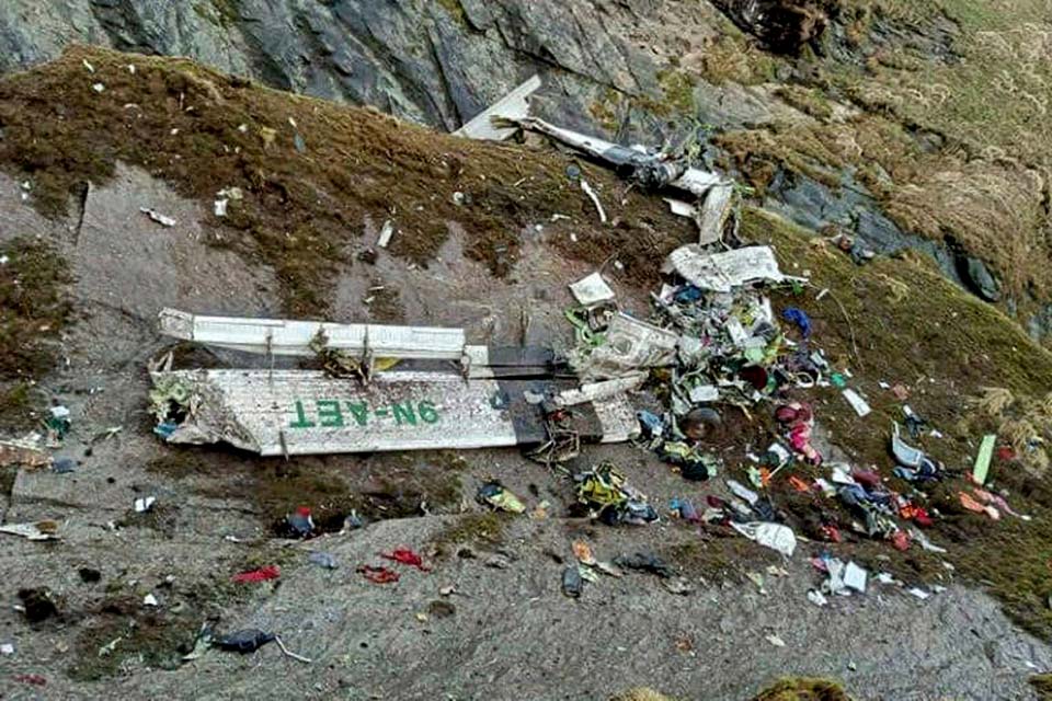 Equipes de emergência encontram quase todos os corpos em área de queda de avião no Nepal