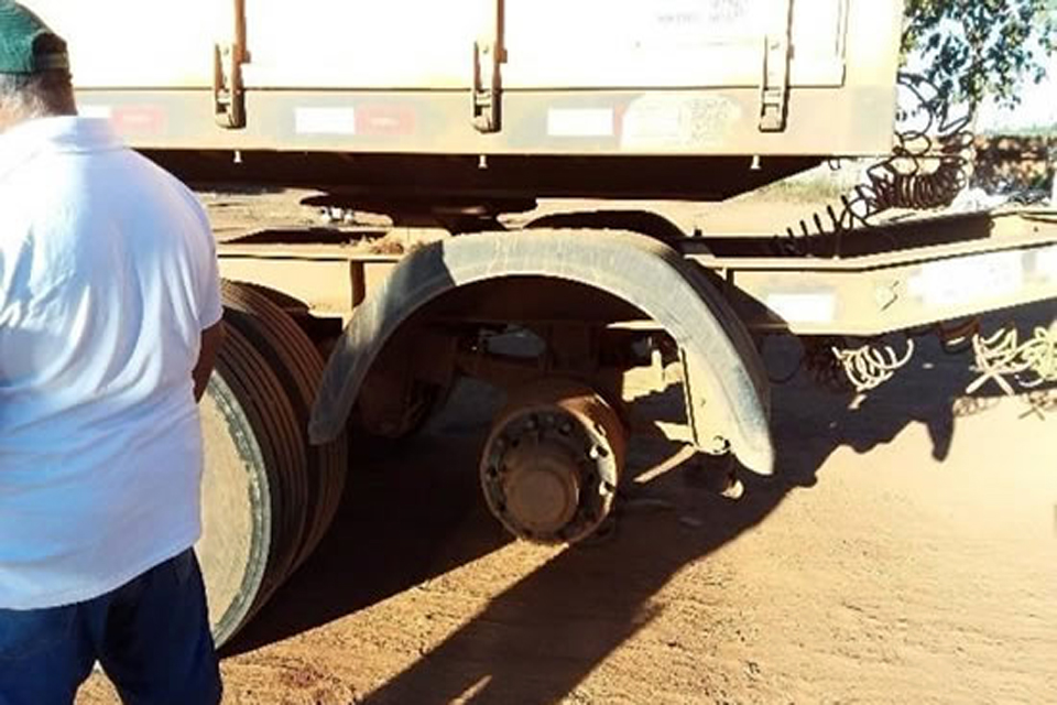 Criminosos furtam 4 rodas de carreta estacionada na BR-364