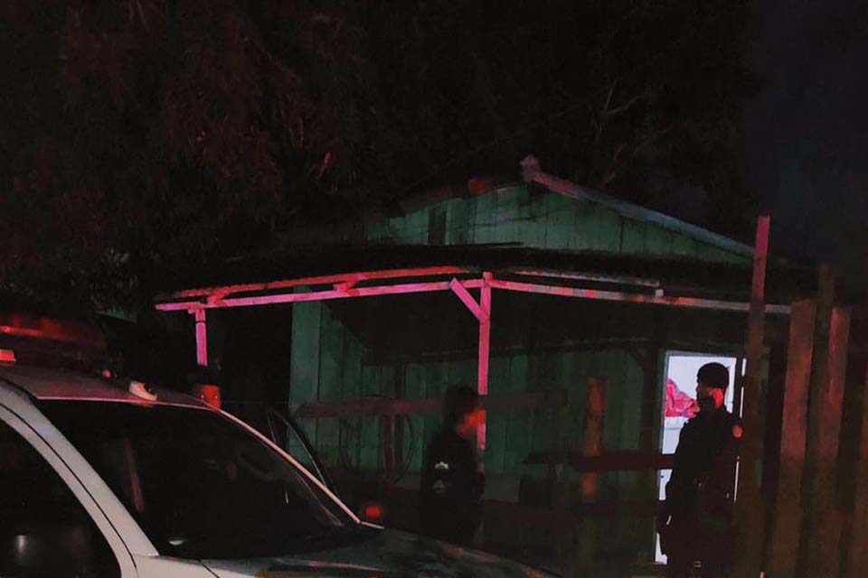 Jovem é executado com vários tiros e golpes de facão na cabeça