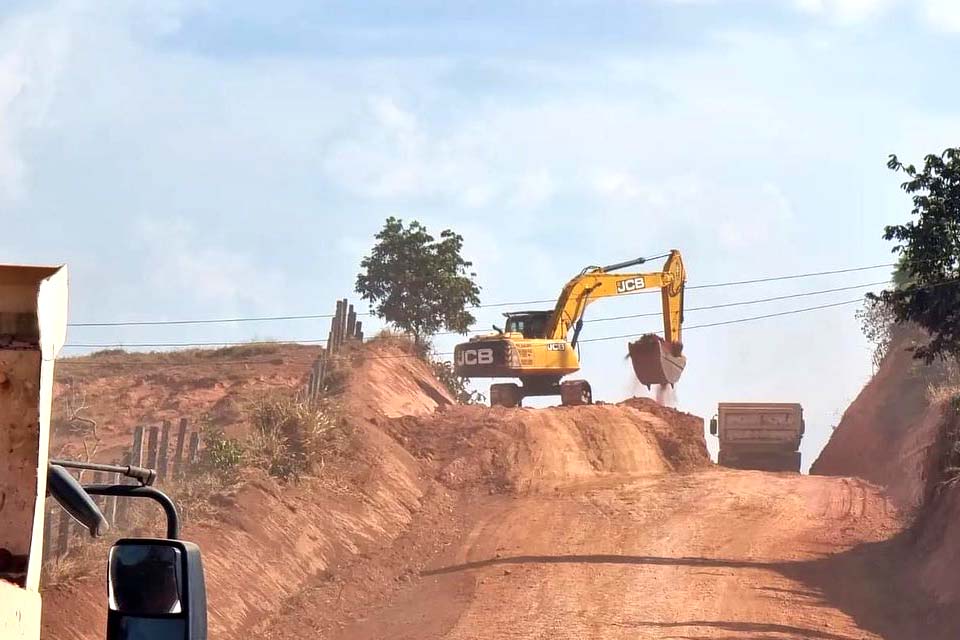 Secretaria Municipal de Infraestrutura de Jaru realiza rebaixamento de morro na Linha 621