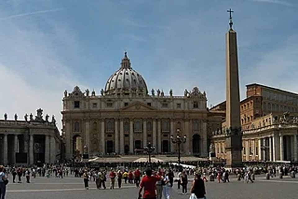 Entre lágrimas e orações, milhões de fiéis choram morte do Papa Francisco