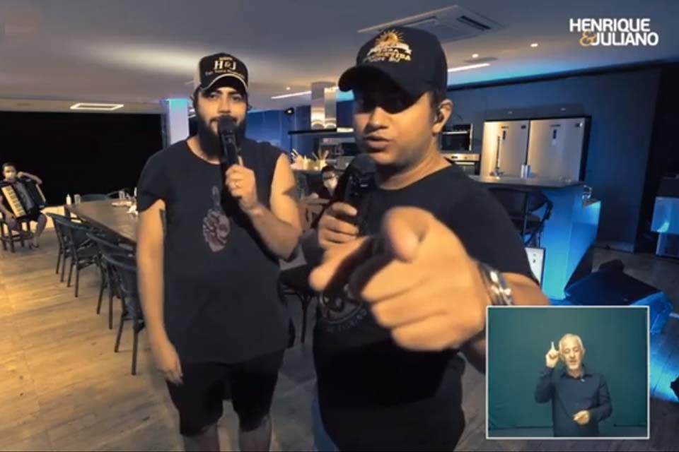 VÍDEO - Henrique e Juliano encerram live com slogan de Bolsonaro: 'Brasil acima de tudo, Deus acima de todos'