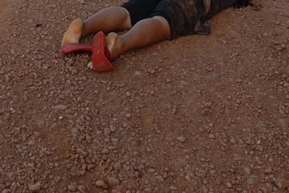 Homem é encontrado morto com marcas de tiros próximo à estação da Caerd