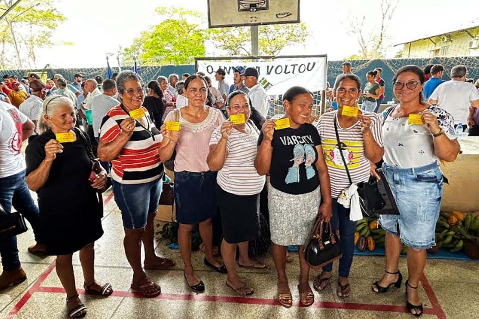 Famílias de Machadinho do Oeste recebem contratos da terra e R$ 4 milhões em créditos