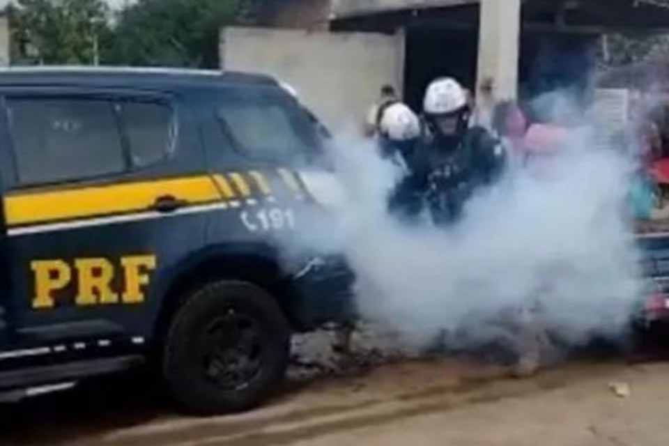 VÍDEO - PRF joga bomba de gás no porta-malas com homem detido; IMAGENS FORTES