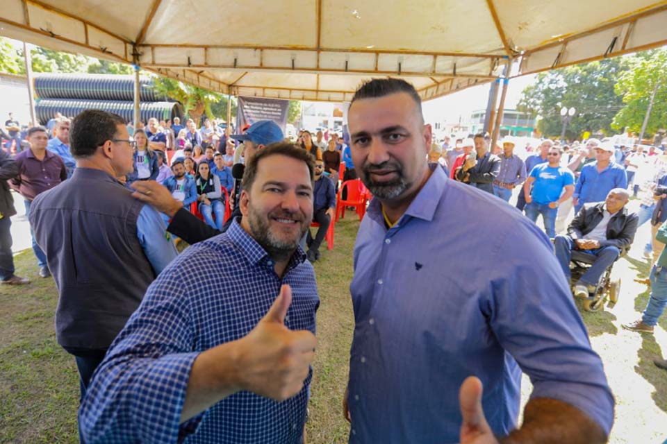 Presidente Alex Redano participa da assinatura da ordem de serviço do Tchau Poeira em Costa Marques