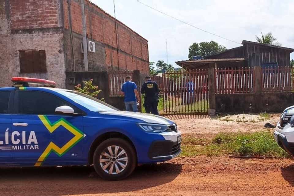 Cadáver em decomposição é encontrado enterrado em cova rasa