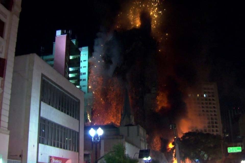 Veja vídeo do momento em que prédio desaba em São Paulo